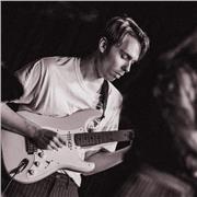 Abwechslungsreicher Gitarrenunterricht beim studierten Gitarristen mit Lehrerfahrung